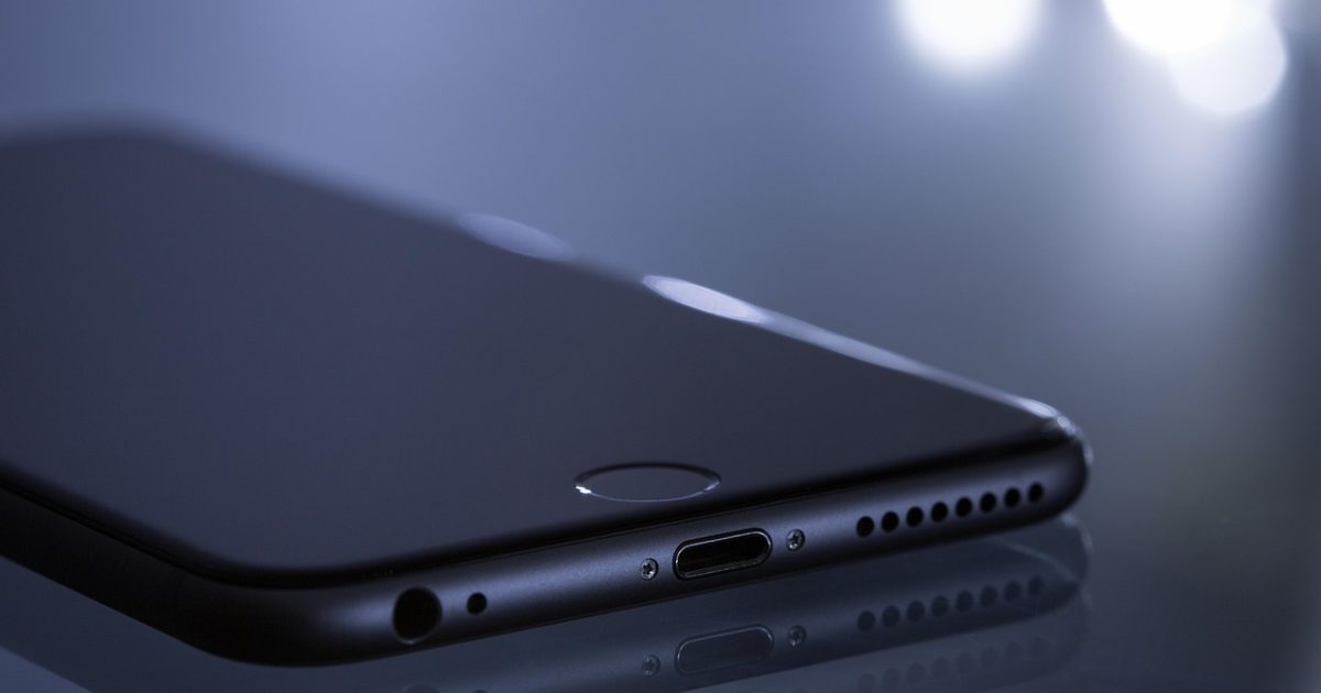 www.kk动漫 App 主界面在手机屏幕上展示作品档案与章节列表，靛蓝配色清爽干净，桌面环境整洁